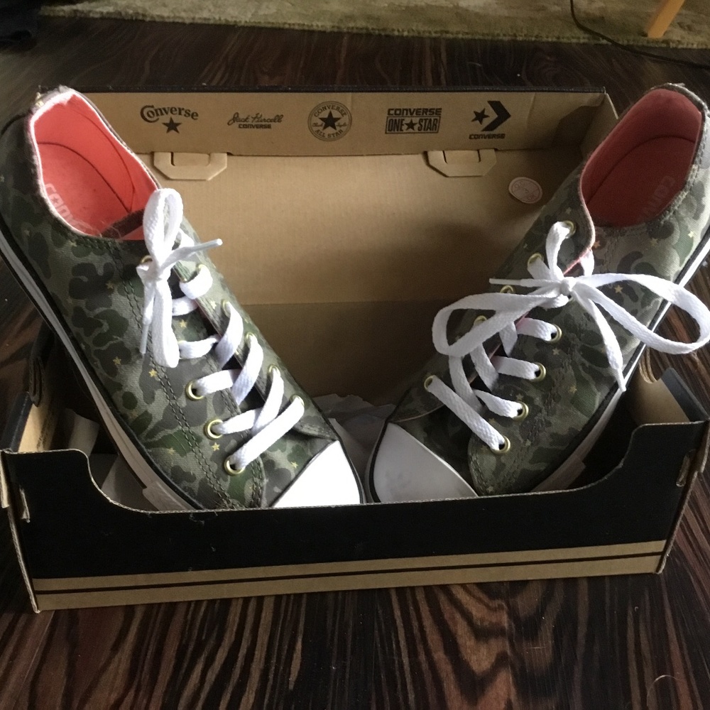 Camo with stars low top converse - NEVER BEEN WORN AND COMES IN BOX